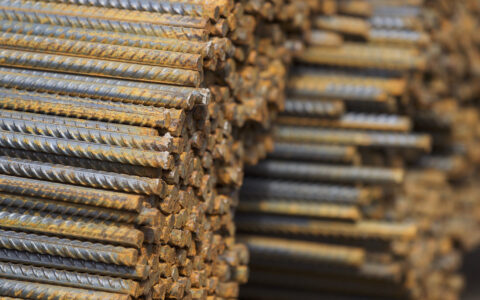 Reinforcing bars with a periodic profile in the packs are stored in the metal products warehouse